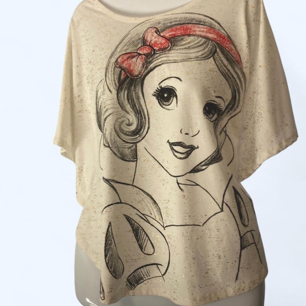 Disney Snow White graphic Cream w black and red design, featuring a relaxed fit